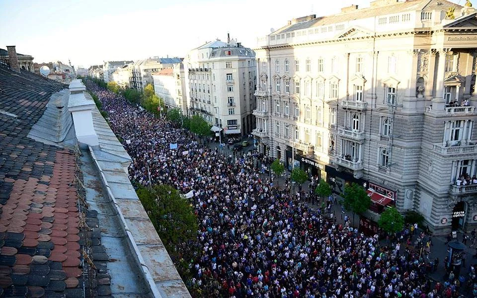 Ξέσπασμα κατά Όρμπαν για τη φίμωση των ΜΜΕ